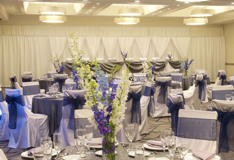 ホテル Embassy Suites By Hilton Detroit Livonia Novi