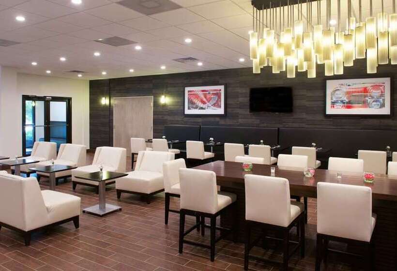 ホテル Embassy Suites By Hilton Detroit Livonia Novi