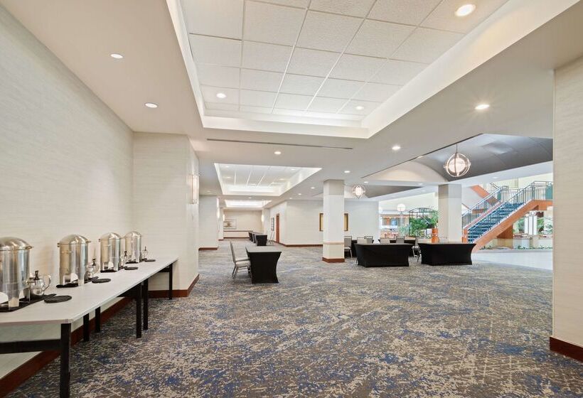 בית מלון כפרי Embassy Suites By Hilton Tampa Usf Near Busch Gardens