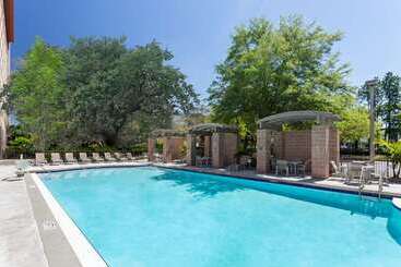 هتل Embassy Suites By Hilton Tampa Usf Near Busch Gardens