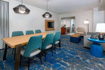 هتل Embassy Suites By Hilton Tampa Usf Near Busch Gardens