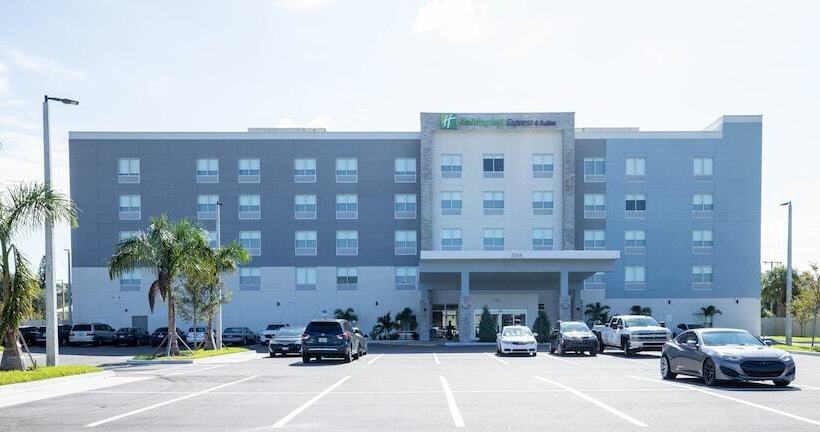 هتل Holiday Inn Express & Suites Tampa Stadium   Airport Area, An Ihg