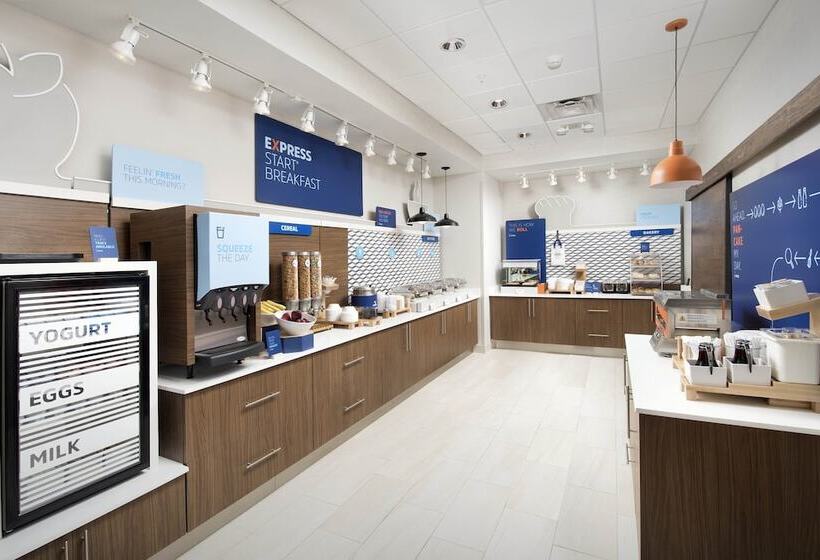 בית מלון כפרי Holiday Inn Express & Suites Tampa Stadium   Airport Area, An Ihg