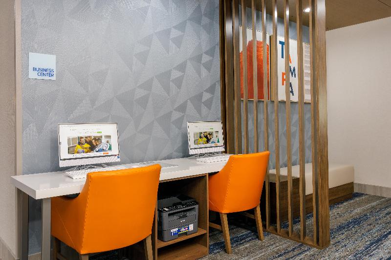 בית מלון כפרי Holiday Inn Express & Suites Tampa Stadium   Airport Area, An Ihg