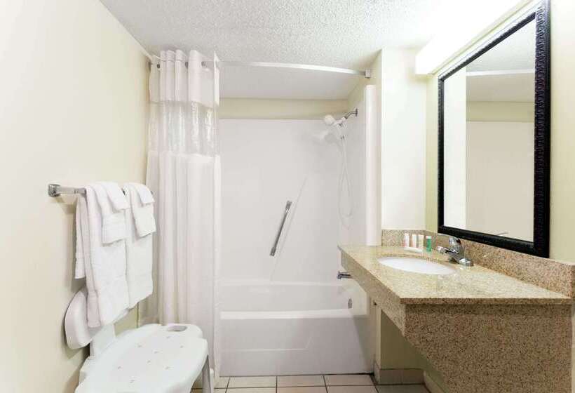 בית מלון כפרי Howard Johnson By Wyndham Tallahassee