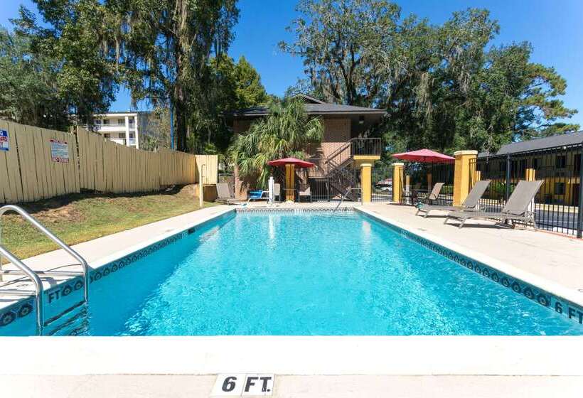 בית מלון כפרי Howard Johnson By Wyndham Tallahassee