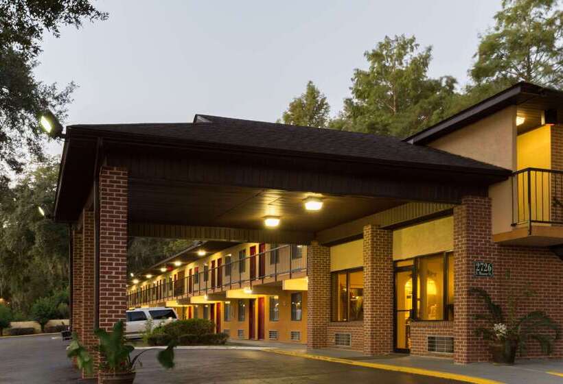 בית מלון כפרי Howard Johnson By Wyndham Tallahassee