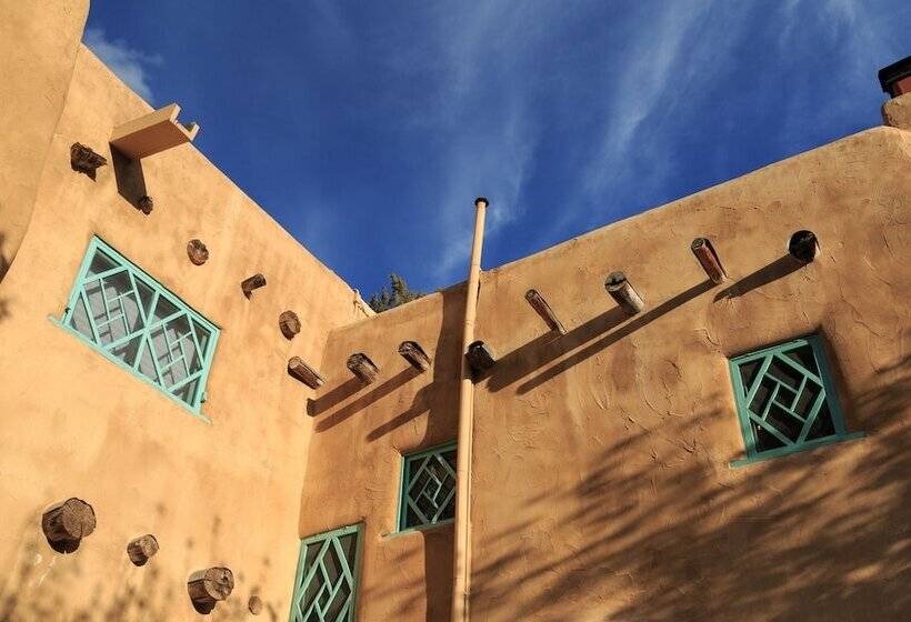 هتل Inn Of The Turquoise Bear