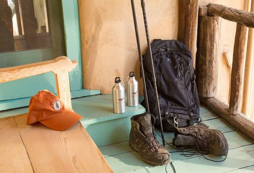 هتل Inn Of The Turquoise Bear