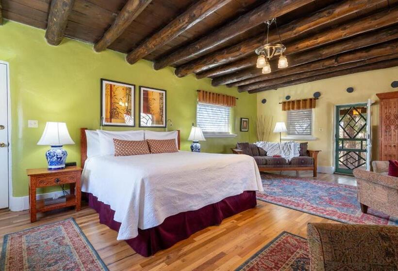 هتل Inn Of The Turquoise Bear