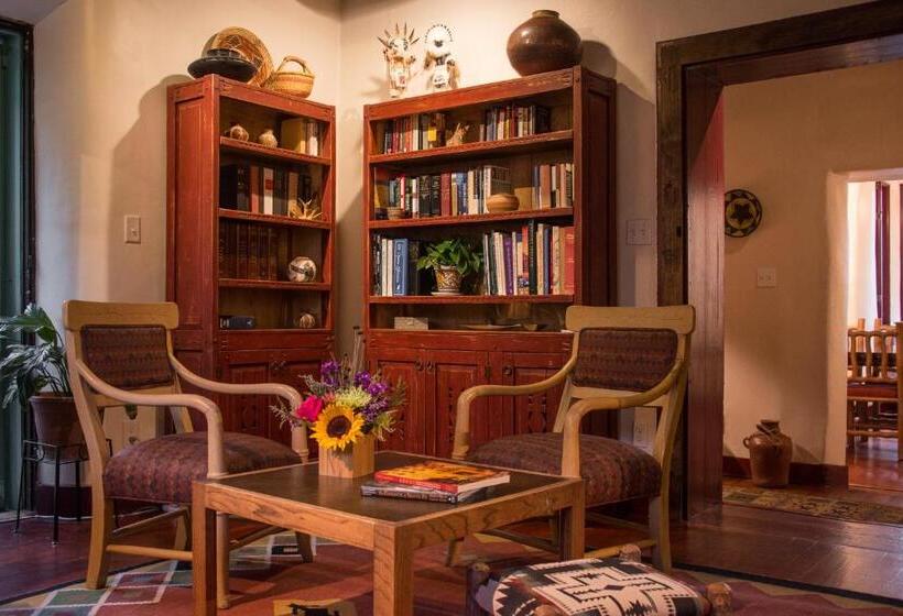 هتل Inn Of The Turquoise Bear
