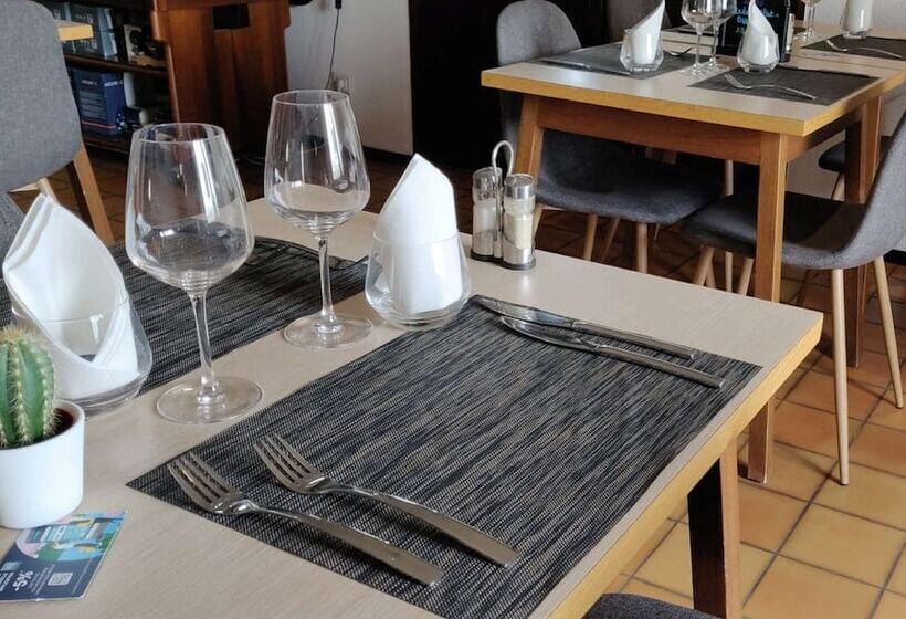 בית מלון כפרי Kyriad Genève St Genis Pouilly