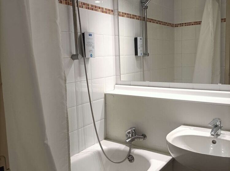 בית מלון כפרי Kyriad Genève St Genis Pouilly