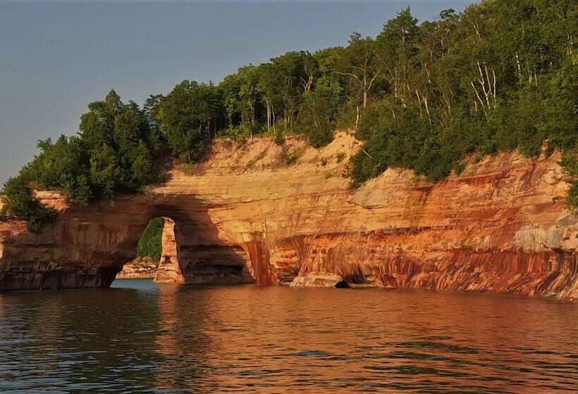 هتل Pictured Rocks Inn And Suites