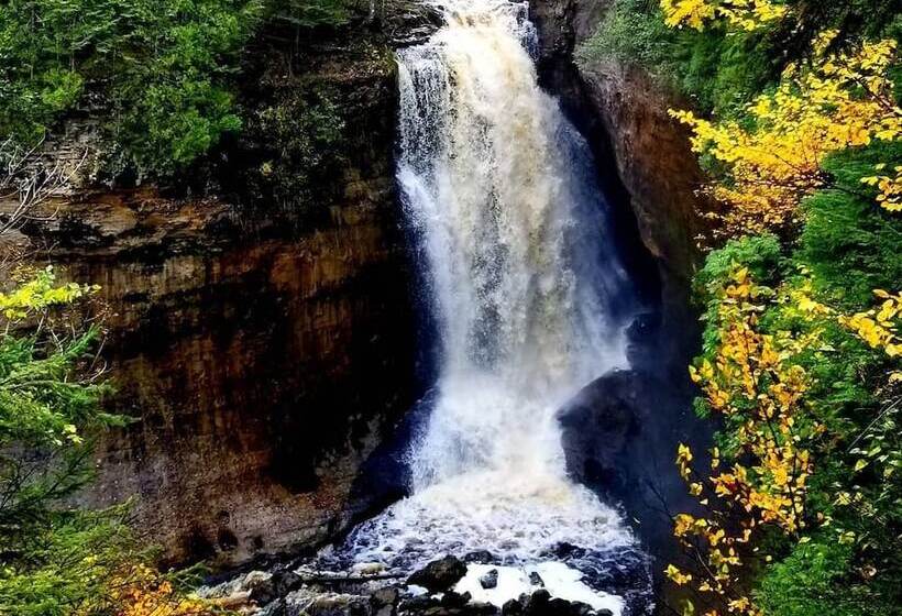 هتل Pictured Rocks Inn And Suites