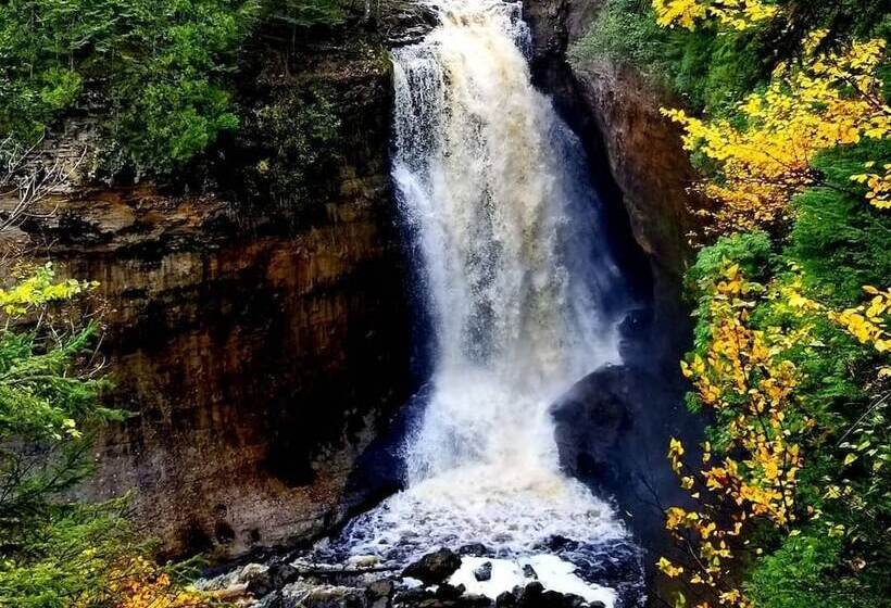 Hotel Pictured Rocks Inn And Suites