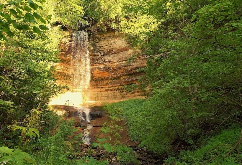 هتل Pictured Rocks Inn And Suites