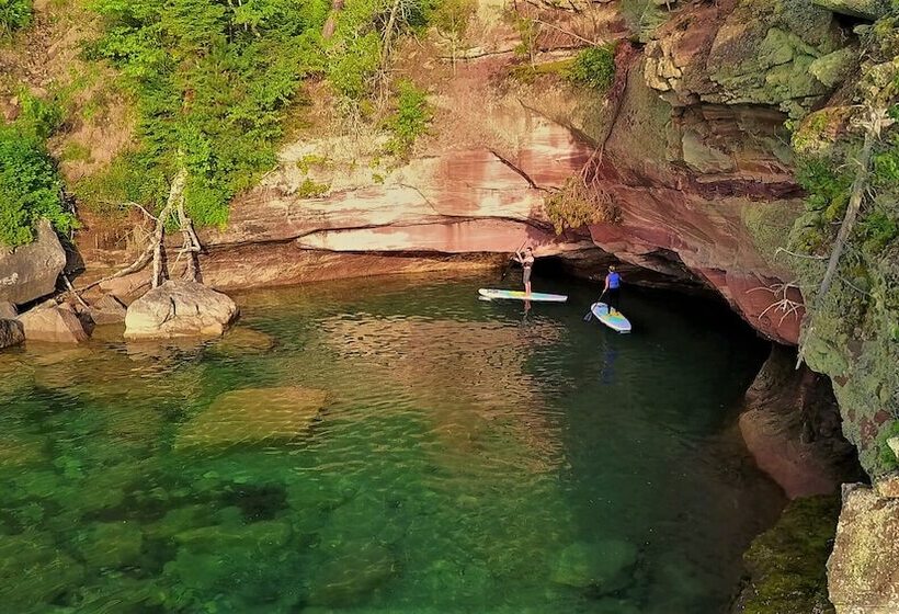 هتل Pictured Rocks Inn And Suites
