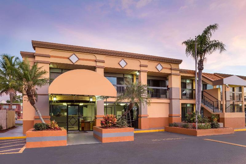 هتل Travelodge Fort Myers North