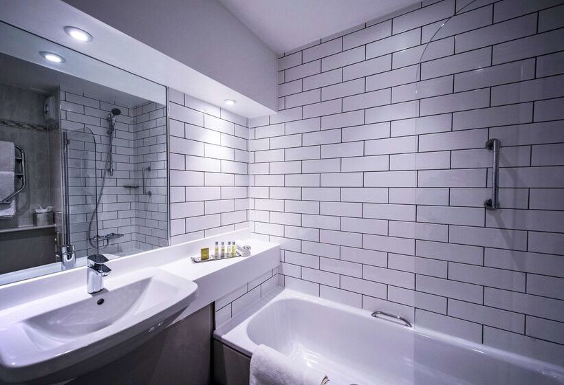 هتل Doubletree By Hilton Cheltenham Cotswolds