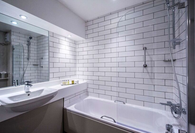 هتل Doubletree By Hilton Cheltenham Cotswolds