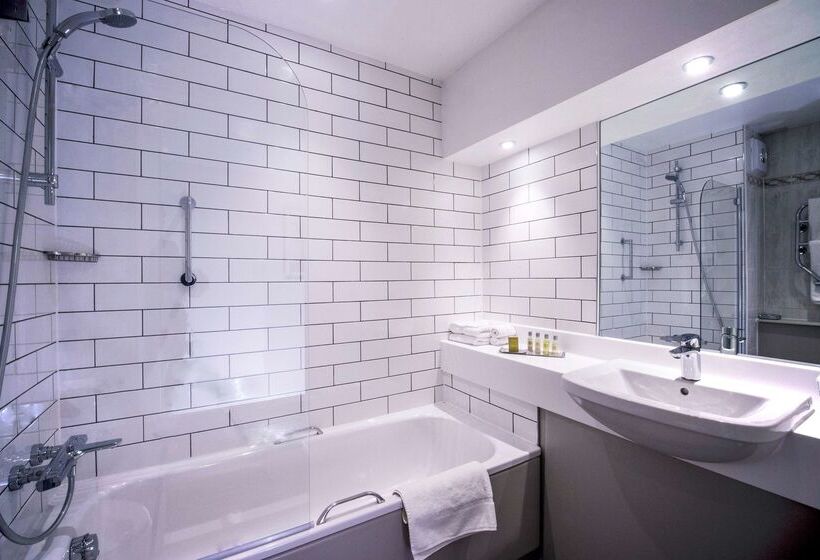 هتل Doubletree By Hilton Cheltenham Cotswolds