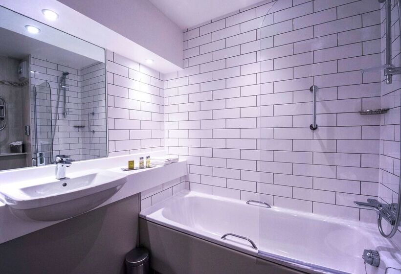 هتل Doubletree By Hilton Cheltenham Cotswolds