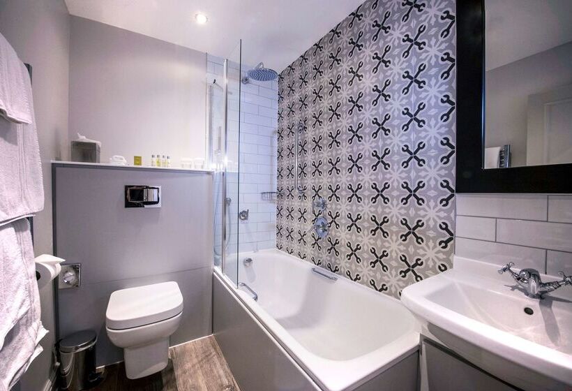 هتل Doubletree By Hilton Cheltenham Cotswolds