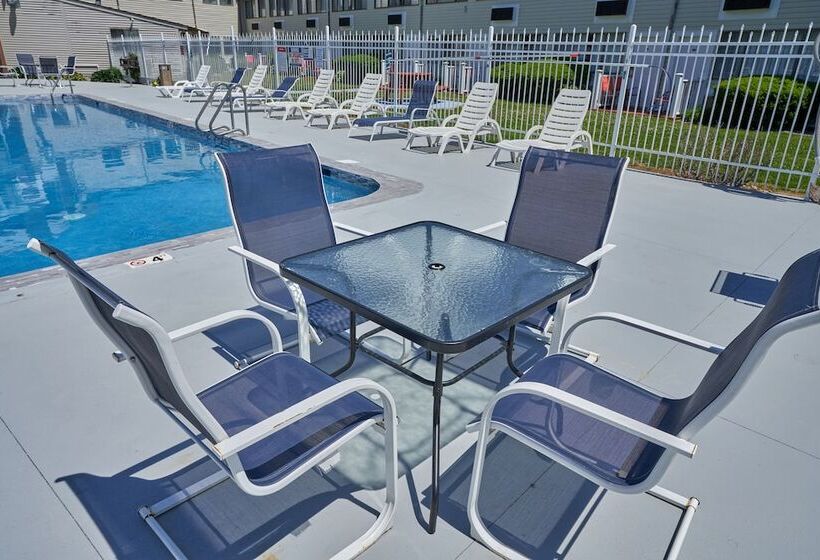 هتل Admiralty Inn & Suites   A Red Collection