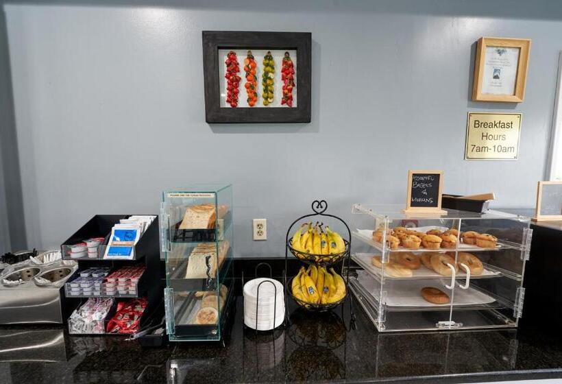هتل Admiralty Inn & Suites   A Red Collection