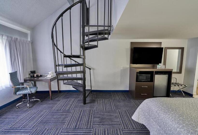 هتل Admiralty Inn & Suites   A Red Collection