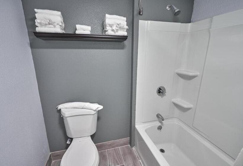 هتل Admiralty Inn & Suites   A Red Collection