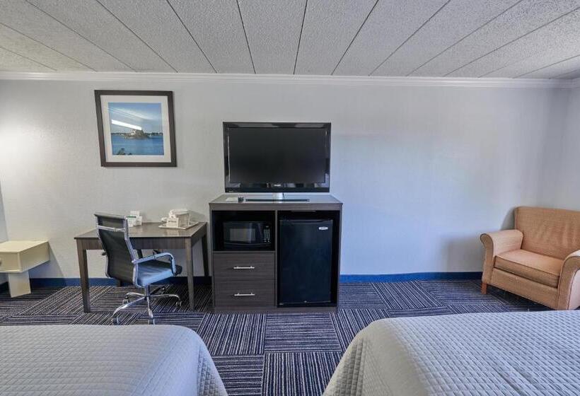 هتل Admiralty Inn & Suites   A Red Collection