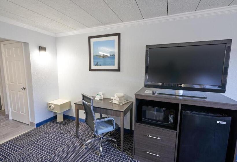 هتل Admiralty Inn & Suites   A Red Collection
