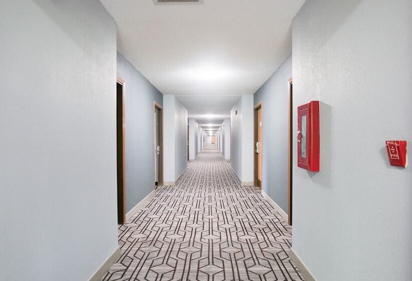 هتل Baymont By Wyndham Flint Airport North