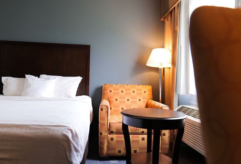 هتل Baymont By Wyndham Flint Airport North
