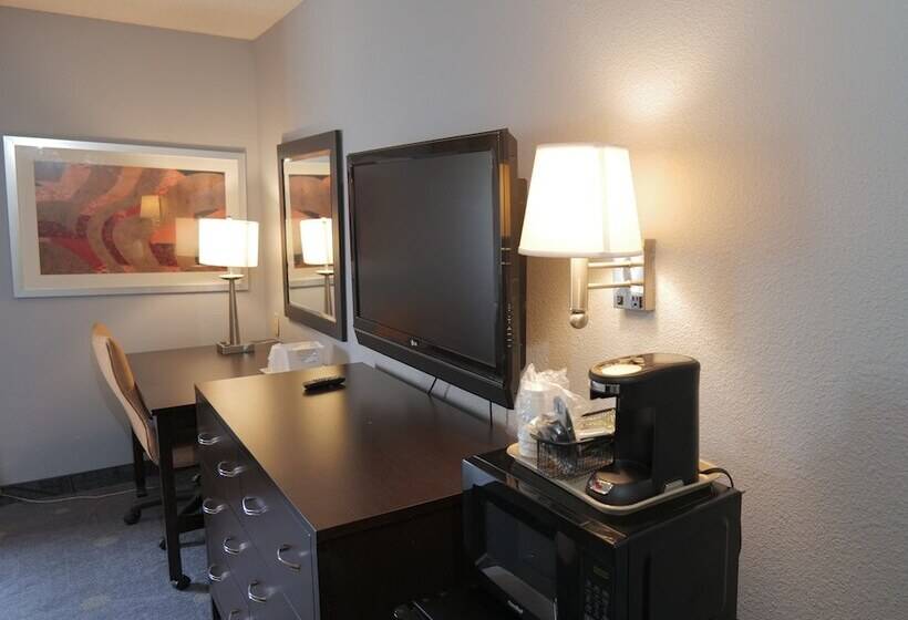 هتل Baymont By Wyndham Flint Airport North