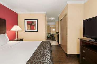 هتل Comfort Inn & Suites