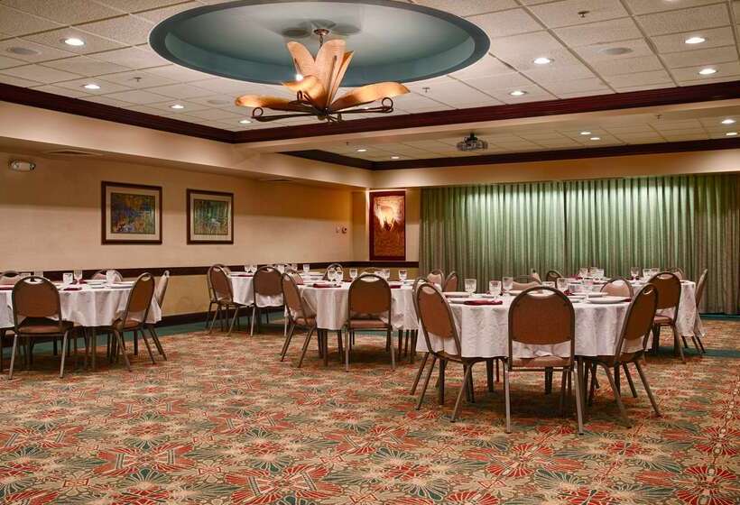 בית מלון כפרי Best Western Aku Tiki Inn