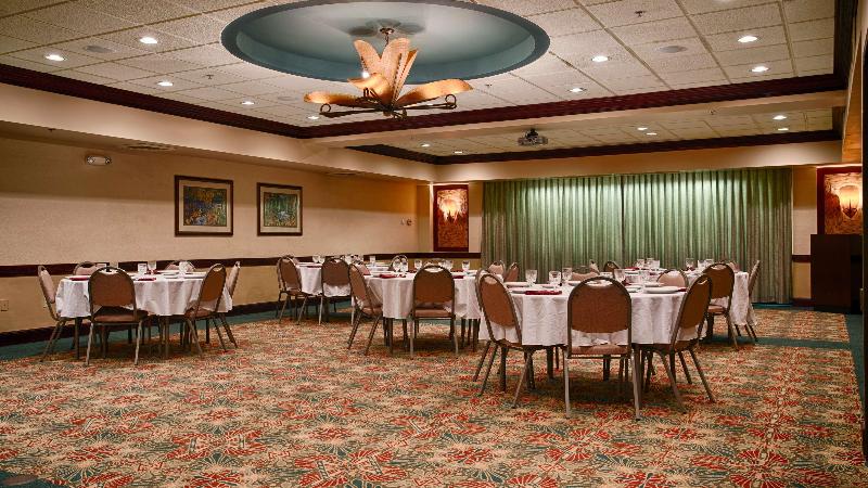 בית מלון כפרי Best Western Aku Tiki Inn