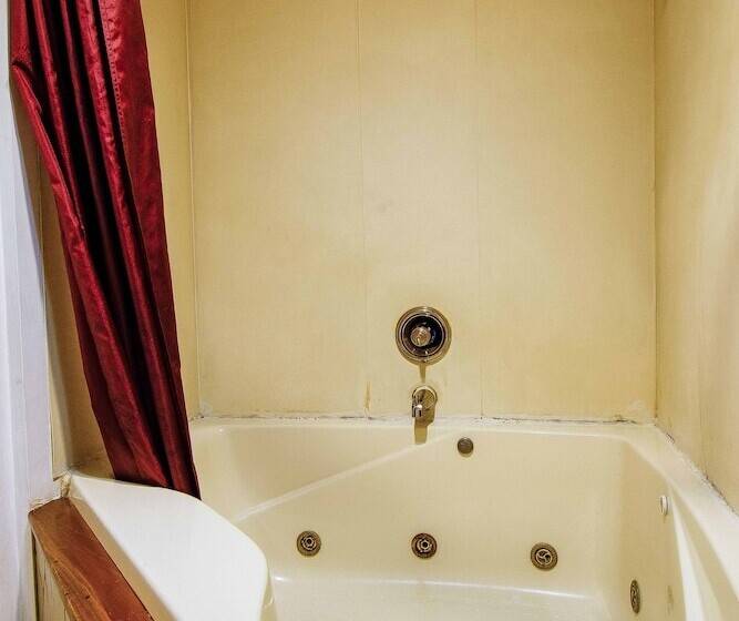 OYO Hotel Chapmanville Inn, WV - Hwy 119