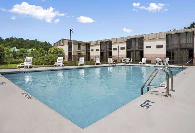 ホテル Days Inn By Wyndham Fayettevillesouth/i95 Exit 49