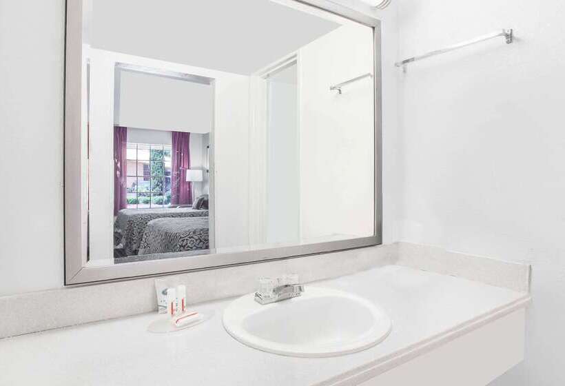 هتل Days Inn By Wyndham Market Center Dallas Love Field