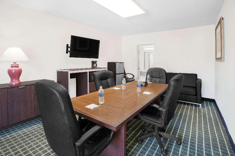 هتل Days Inn By Wyndham Market Center Dallas Love Field