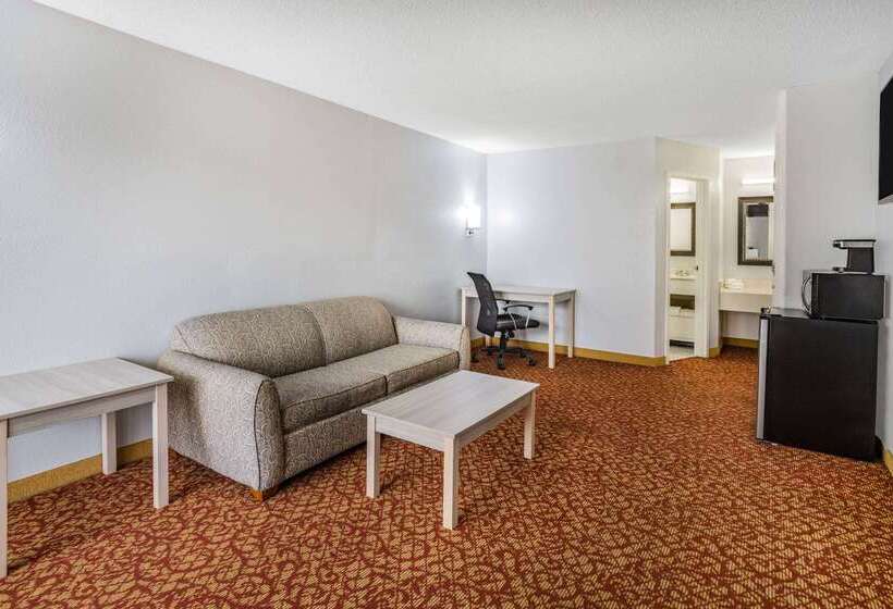 هتل Days Inn & Suites By Wyndham Colonial