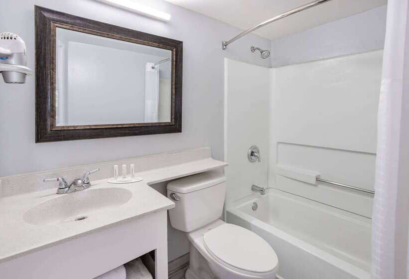 هتل Days Inn & Suites By Wyndham Colonial