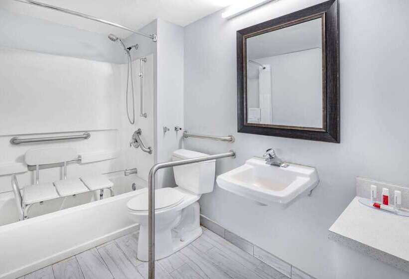 هتل Days Inn & Suites By Wyndham Colonial