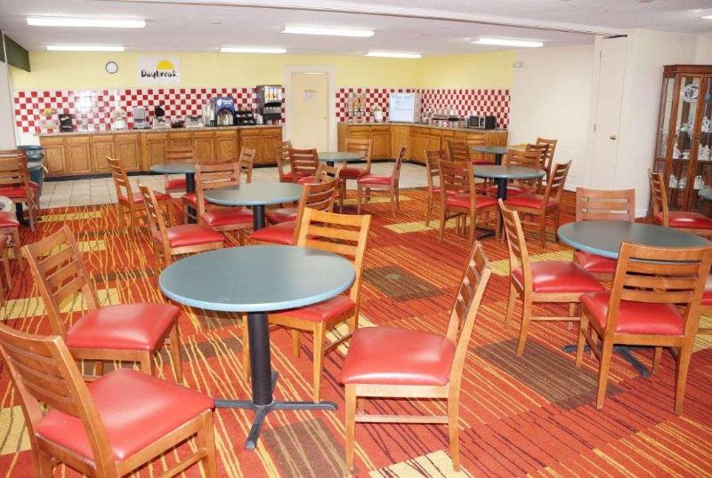هتل Days Inn & Suites By Wyndham Colonial