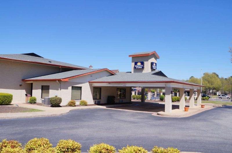 هتل Days Inn & Suites By Wyndham Colonial