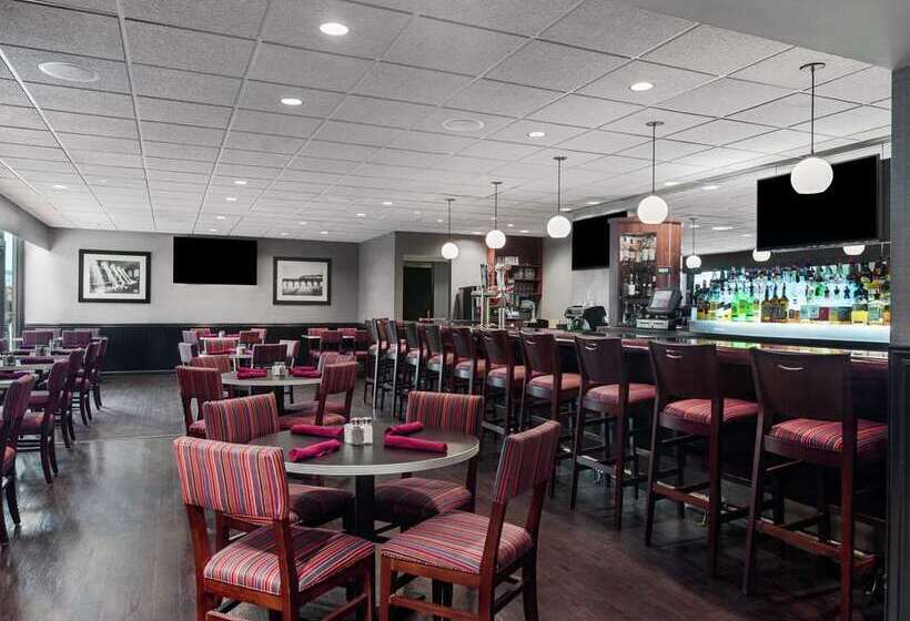 هتل Doubletree By Hilton Newark Penn Station
